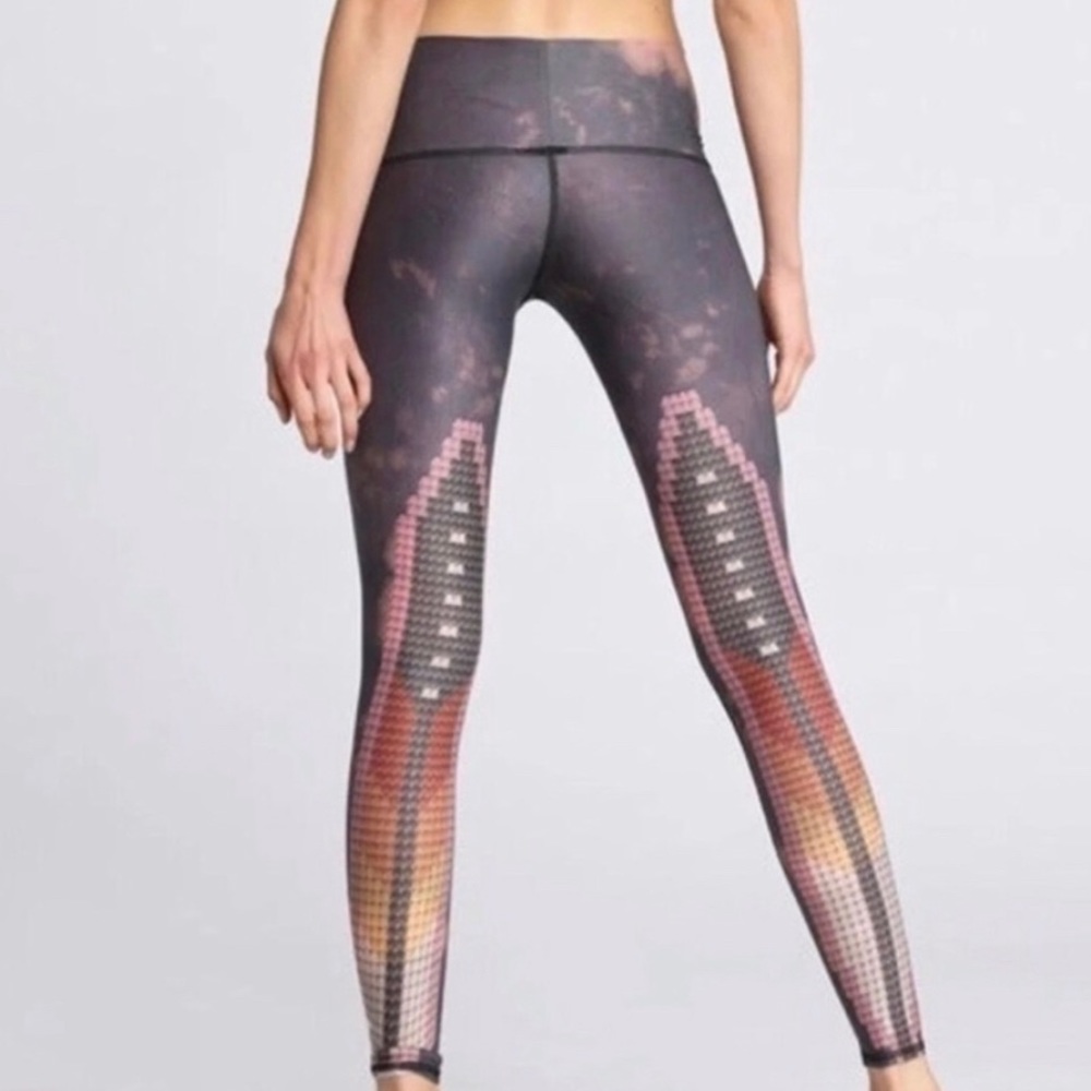 Teeki Sacred Feather Print Hot Pant leggings EUC